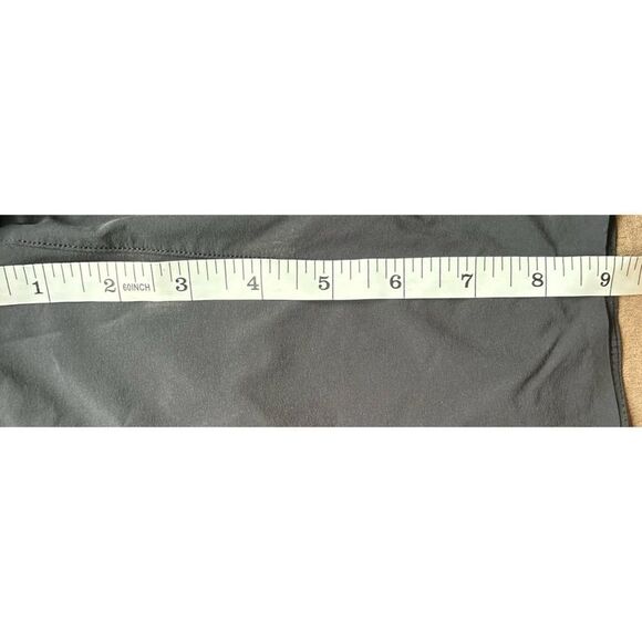 On Running Lightweight Essential 9" Shorts in Black Size XL - Picture 8 of 9